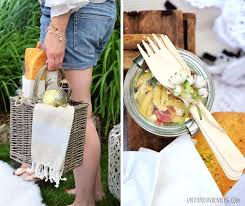 There's nothing like a relaxing lunch in the sunshine. Ich Packe Meinen Picknick Korb Und Bringe Mit Sommerlichen Pasta Salat Im Glas Unterfreundenblog