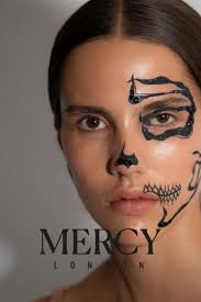 مجوهرات وجه الجمجمة. اكسسوارات زي جمجمة ميرسي لندن، احجار كريمة للوجه  لمكياج المهرجانات الموسيقية، اكسسوارات الهذيان، جليتر وجه فضائي، مكياج  احجار الراين، هالوين : الجمال والعناية الشخصية