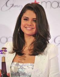 Pin By Vaysh Vayshnavi On Cabelos Divos Selena Gomez Hair Medium Length Hair Styles Short Hair Styles