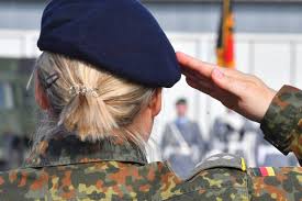 Zum beispiel der french crop, bei dem das deckhaar etwas messy und die seiten und hinteren partien kürzer getragen werden, prophezeit. Bundeswehr Bundestag Muss Neue Haar Regel Finden Soldat Wehrt Sich Gegen Anweisung Berliner Morgenpost