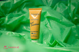 Jika anda mempunyai kulit kering, tentu anda memerlukan foundation untuk kulit kering terbaik. Review Wardah Lightening Liquid Foundation Tampil Natural