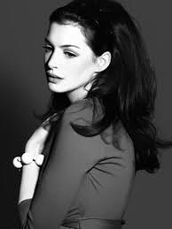 Actors In Their 30s With Black Hair Women We Love In Their 30s Beautiful In Black And White Actors Anne Hathaway Annie Leibovitz Annie Leibovitz Photography