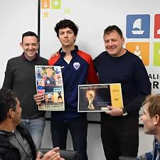 DESAYUNO CON EL INTENDENTE En el día de ayer Nuestro equipo de Tenis sub  16/18 y el Profe Luis Simonetti fueron invitados, a través de la secretaria  de deportes, a desayunar junto