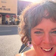 The performer in me… loves any excuse to come out and dance in the  sunshine. The Bean in me… loves a cause that matters. So… a quick sing song  @bearinncirencester with the