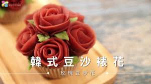風靡全台 韓式裱花 玫瑰的擠法你玩過在台灣捲起一陣旋風的韓式裱花了嗎 利用奶油霜或者豆沙餡 搭配擠花嘴 就能擠出美麗的花朵 現在就跟著麥田金老師一起動手擠出一朵朵嬌豔的玫瑰吧 書名 麥田金老師的解密 no cook desserts buttercream roses