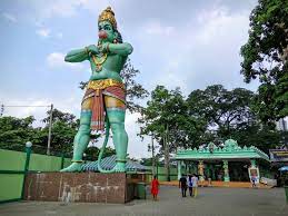 A recording getting closer and closer to a musical hindu service, whilst construction occurs around them. Batu Caves 68100 Batu Caves Selangor Malaysia Mapio Net