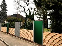 Sichtschutz Fur Den Garten Acrylglas Gabione Classic Kombiniert Im Holzzaun Garten Garten Deko Sichtschutz