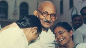Kindheit und jugend gandhi wurde als jüngstes von fünf kindern in der vierten ehe seines vaters karamchand gandhi geboren. Mahatma Gandhi Das Erbe Indien Politik Sz De