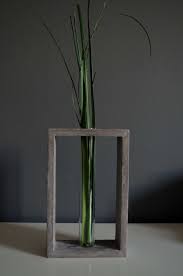 Transparent Glass Tube Vase In Grey Concrete Stand Cementology Muebles De Concreto Macetas De Concreto Tubos De Vidrio