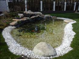 Comme tous les bassins extérieurs, son installation doit se faire, si possible, dans un lieu ombragé et loin de tout arbre à feuilles caduques. Bassin Carpe Koi A Faire Soi Meme En 20 Idees D Amenagement Tendance