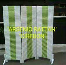 Dibuat dari bahan kayu, pembatas ruangan berwarna hitam ini cocok digunakan sebagai dekorasi maupun partisi untuk ruangan, agar bernuansa ala jepang. Pembatas Ruangan Dari Plastik Pelephante
