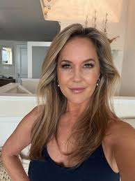 It's time for Erin's Joke of the Week! What do you find in the middle of  the ocean? ? ? 🌊 ? ? 🤷‍♀️ The letter 'e'! 😂 #dadjokes #momjokes  #KidJokes #ErinJokes