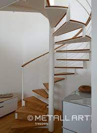 Modernes mehrfamilienhaus in treppen rauf zur neuen wohnung. Exklusive Treppe Fur Das Einfamilienhaus Mit Stil Metallart Treppen