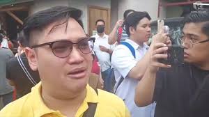 Jannodin Dipatuan comes from a Muslim family in Mindanao. He is in tears as  he honors his grandparents by bringing their photos in the Supreme Court  courtyard. #Bar2023 #HernanDoItBar2023 #newsph ...