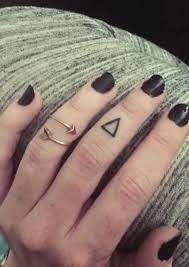 51 Ideas Tattoo Simple Geometric Fingers For 2019 Tiny Tattoos For Women Finger Tattoos Small Tattoos Stick And Poke