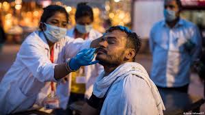 La variante delta del coronavirus, identificada por primera vez en la india, ya se ha detectado en 74 países, y se ha propagado rápidamente sembrando el miedo que se acabe convirtiendo en la cepa dominante en todo el mundo.hoy por hoy, los científicos constatan que parece más transmisible y que, además, puede provocar una enfermedad más grave. Coronavirus Hoy Oms Monitorea Nueva Variante Detectada En India Coronavirus Dw 16 04 2021