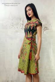 Hal tersebut adalah memiliki model sepatu yang esensial. Ikat Samping Pakaian Wanita Mode Wanita Model Pakaian