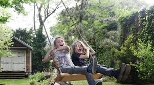 Et pour encore plus de fun, n'hésitez pas non plus à installer un toboggan enfant à proximité ou même une aire de jeux et admirez vos enfant s'épanouir dans leurs maisonnette et cabane. Balancoire Et Portique Des Modeles Pour Tous Les Ages Cote Maison