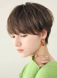 分け目をつけない 前髪長めの大人ショートヘア ショート ビューティーboxヘアカタログ 耳かけショート カット ヘアスタイリング ヘアスタイル 面長