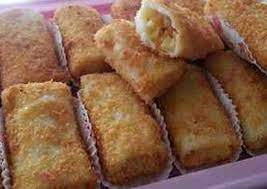 Doyan banget sama yang namanya risoles sama pastel, tapi kalo disuruh bikin, saya pilih bikin pastel aja 😆 karna risoles itu ribet kulitnya mesti didadar satu², eh nantinya digoreng lagi, mana harus dipanir dulu lagi kalo mau risolesnya gak terlalu berminyak 😅. Resep Risoles Isi Ayam Kentang Wortel Oleh Nugrahayu Dewanti Cookpad