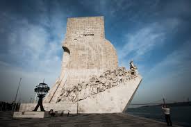 O padrão dos descobrimentos, em lisboa, foi este domingo vandalizado com um 'graffiti' numa das laterais do monumento, com uma extensão de cerca de 20 metros e escrito em inglês, disse à lusa a polícia de segurança pública (psp). Padrao Dos Descobrimentos Narrativa Diaria