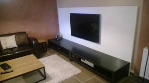 Faites passer les câbles en arrière et fixez les sur le dessus du meuble. Un Mur Tele Avec Des Plateaux Linnmon