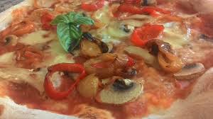 Lavate e asciugate i peperoni, eliminate la calotta superiore e i semini centrali. Pizza Con Funghi E Peperoni Silvio Cicchi