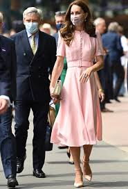 She is the mother to prince george, the third in line to the throne. Kate Middleton Sie Zeigt Wie Man Rosafarbene Kleider Im Sommer 2021 Tragt Glamour