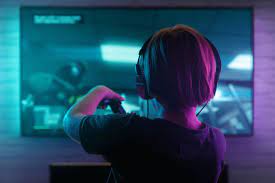 Happy gamer boy playing video games with a tv screen, console and joystick. Jugar Videojuegos De Nino Puede Hacerte Mas Inteligente