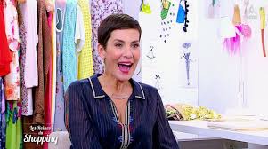 Cinq femmes, âgées de 18 à 70 ans et passionnées de shopping, viennent à paris, capitale de la mode, disputer la première compétition de shopping en france sous le regard expert de cristina cordula, conseillère en stylisme. Une Reine Du Shopping Connue Des Telespectateurs
