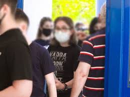 Η ώρα έναρξης των πανελληνίων εξετάσεων 2021 είναι στις 08:30 π.μ ενώ το υπουργείο παιδείας αναμένεται να ανακοινώσει τα θέματα νεοελληνικής γλώσσας και λογοτεχνίας λίγο μετά τις 10:00 π.μ. Dl8c8mwvftcdtm