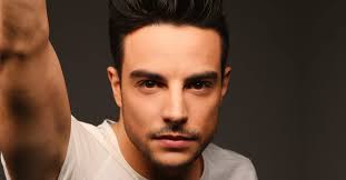 Ξεκαθαρίζει τους λόγους που δεν έκανε δηλώσεις μετά την κριτική που δέχτηκε στο στην κάμερα της εκπομπής «ευτυχείτε» και τον κωνσταντίνο ντάφλο μίλησαν ο άρης μακρής και η. Arhs Makrhs Eikones Apo To Neo Video Clip Toy Me Prwtagwnistria Thn Anastasia Tsilimpioy