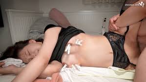 洗濯機にはまった ブルネットのソフィア リー 巨根のルームメイト