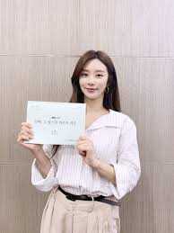 응? 의자를 그녀 쪽으로 가까이 끌어간 현승은 말간 얼굴로 순진하게 되묻는 그녀의 입술에 손을 뻗으며 계속 말을 이었다. Jzrhkouaqsbewm