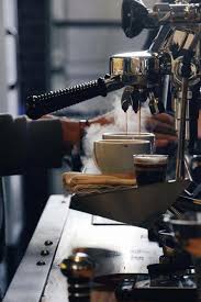 Profi Kaffeemaschine In Der Kaffee Rosterei Schvarz In Dusseldorf Espressorecipes Coffee Shop Photography Coffee Cafe Coffee Drinks