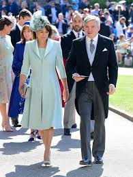 Pasarela De Invitados En La Boda De Harry Y Markle Con Imagenes Invitado A La Boda Carole Middleton Vestidos De Madre De La Novia