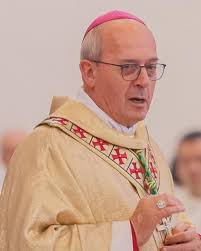 Auguri, padre Franco! Con la gratitudine di chi riconosce in Lei non solo un Pastore, ma un uomo capace di generare cammini e speranza. La sua vita, radicata nel Vangelo, ci aiuta