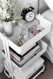 29 Inspiring Nightstand Ideas To A New Look In Your Bedroom Kleines Schlafzimmer Nachttisch Ideen Wohungsdekoration