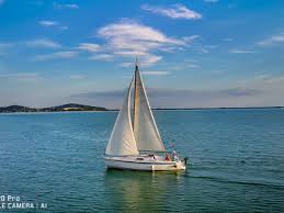 Huszonöt fok és napsütés várta az 556 hajót, amely 35 kategóriába verődve készült a balatonfüredi rajtra. Vrng7ltafgh8xm