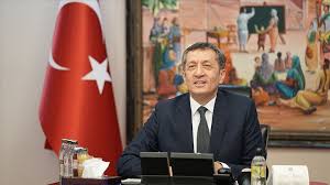 Selçuk, mehmetçik ortaokulu ziyaretinde öğrencilerden muhammet emin aksal ile çağan orçun rana selçuk, burada gazetecilere yaptığı açıklamada, öğrencilerin çalışmalarını çok başarılı. Milli Egitim Bakani Selcuk Tasarim Beceri Atolyeleri Benim Meslek Hayatimin Hayalidir