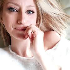 Dora Esposito. Fa parte della nuova pubblicazione di #GemmaEdizioni in  collaborazione con #Bohx visionabile a questo link  https://www.gemmaedizioni.it/collana/libro-diario-agenda-2019/ Mi chiamo  Dora. In etimologia greca significa "Dono di Dio". Quando ...