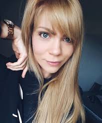 Would it be possible at all to slim my eyebrow a bit (looks way too thick  because of the fringe) and add some longer nails to my hand, pretty please?  Christmas background