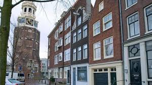 Naast de vijf jaar cel mag hij tien jaar zijn beroep niet uitvoeren en moet hij verschillende slachtoffers 5000 euro smartengeld betalen. Keith Bakker Verlaagt Vanuit Gevangenis Vraagprijs Van Zijn Huis Bekende Buren