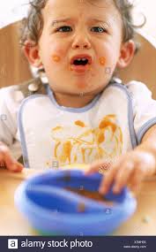 Baby Junge Essen 9 Monate Altes Baby Junge Spielt Mit Seiner Nahrung Babys Startpicking Bis Zu Ca 7 Monate Alt Essen Stockfotografie Alamy