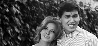 Infanzia e adolescenza in povertà, dopo la prematura morte del padre, scalpellino del marmo, ma anche pittore e tenore autodidatta. Serena Morandi Morte Figlia Di Laura Efrikian E Gianni Non E Stata La Causa Di