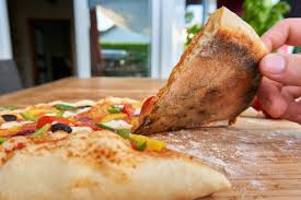 Deckel drauf ( hier pizzablech ) und backen der pizza. á Die Perfekte Pizza Auf Dem Gasgrill Grillen Schritt Fur Schritt Rezept