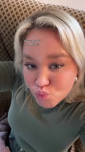 Jee tää biisi JA albumi tulee yöllä odotan!!!<3