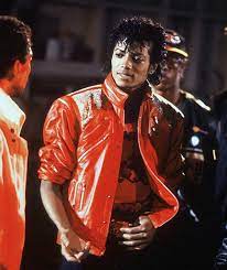 It was changed to thriller, and the lyrics were rewritten. Der King Of Pop Trug Sie Im Beat It Video Hamburger Kauft Jackos Jacke Leute Bild De