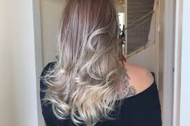 Después de ese tiempo, lava tu melena como haces normalmente y cuando se seque verás el resultado de tus nuevas mechas balayage. Como Hacerse Mechas Balayage En Casa Idbelleza