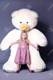 Osos grandes de peluche peluches grandes imajenes lindas arte de vivir bellos arreglos florales cosas de chicas foto creativas fotos tumbrl erotismo. Nino Que Sostiene Enorme Oso De Peluche Blanco Animales De Peluche Animales De Peluche Grandes Juguetes De Peluche Ninos Y Regalos Vestido Lila Chica Rubia Bebe En Estudio Fotos Retratos Imagenes Y